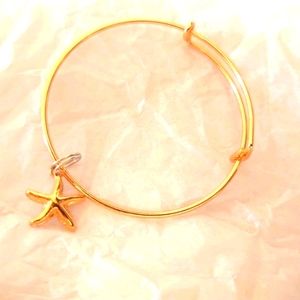 Super cute gold starfish charm bracelet Brand new!